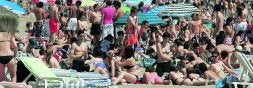 UN BAÑO EN VALENCA. Cientos de bañistas se acercaron ayer a la Malvarrosa para disfrutar de un día de playa. /JESÚS SIGNES/