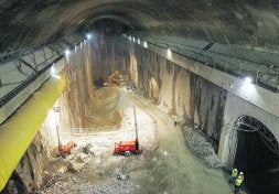 <strong>CAVERNA.</strong> Máquinas excavadoras trabajan en el interior de la roca para acondicionar el espacio en el que se colocarán las turbinas. /JESÚS SIGNES/