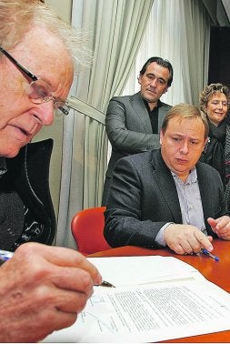 CONVENIO. la firma del convenio con el Bàsquet de Gandia. J. RIBES./
