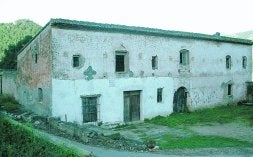 ALBERGUE DE BANDOLEROS. La Casa del Marxucal de Oliva, hoy en día visiblemente deteriorada, era un punto de encuentro para los bandidos de la zona. / MANEL ARCOS/