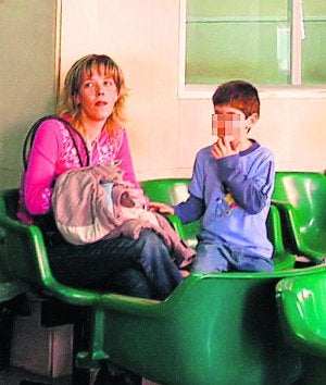 CUIDADOS. Sala de espera de un hospital, en pleno brote de bronquiolitis. /j. c./