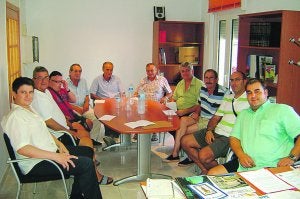 CRISIS EN BENIFLÀ. El alcalde popular, Germán Artés, el primero a la derecha . /JUANTXO RIBES/