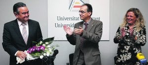 EMOTIVO. Jiménez Raneda y Mar Esquembre aplauden al ex rector Andrés Pedreño, con un ramo de flores. / ALEX DOMÍNGUEZ/