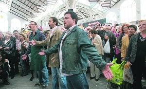 FUSIÓN. Tres de las cantantes, entre vendedores y clientes del Mercado Central, ayer. /J. MONZÓ/