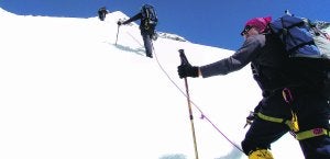 Vicente Lillo, en primer plano, asciende el Rhaski-Peak junto a sus compañeros. /LP/