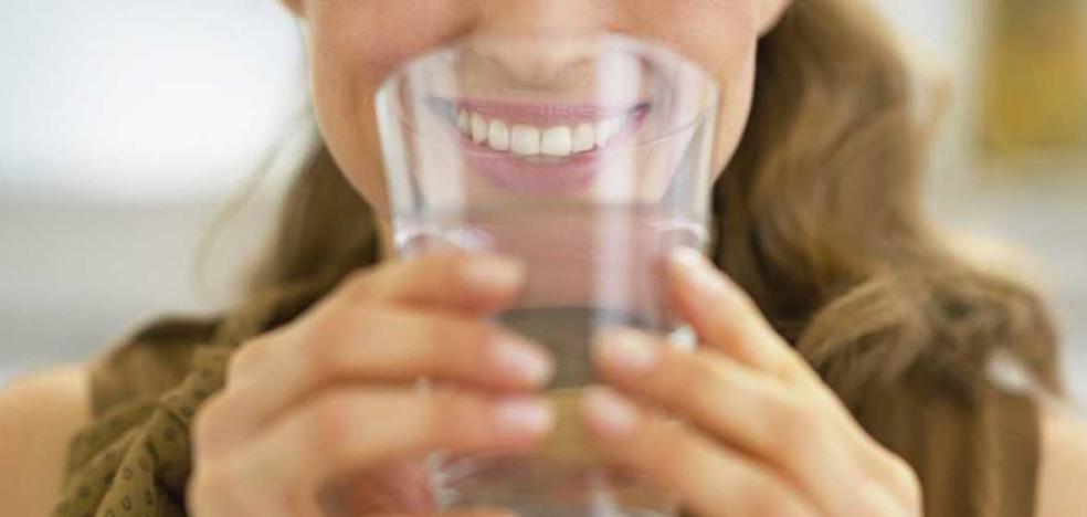 ¿Es bueno beber agua durante las comidas?