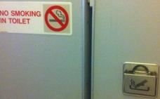 ¿Por qué sigue habiendo ceniceros en los baños de los aviones?