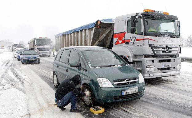 Cómo poner bien las cadenas de nieve al coche, de tela o metálicas