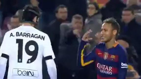 Neymar se mofa de Barragán tras el 7-0