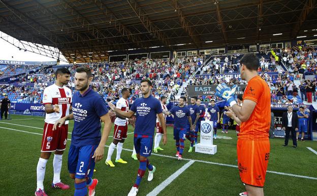 El Levante UD festejó el título con un homenaje al equipo que subió en 2004