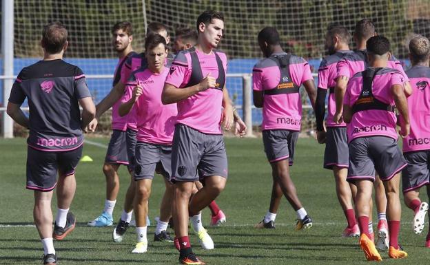 El Levante cambia su pretemporada por el mal estado del césped