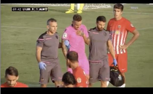 Roger, lesionado «de relevancia» en la rodilla durante el partido ante el Almería