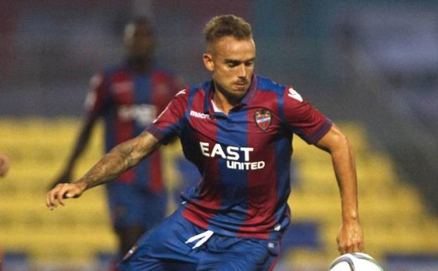 Levante UD | Roger Martí tiene roto el ligamento cruzado anterior de su pierna izquierda y estará 6 meses de baja