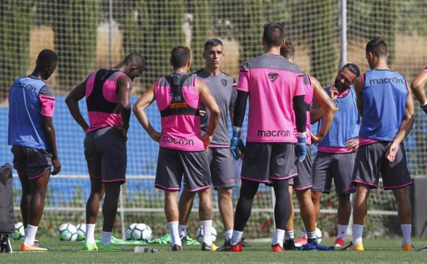 Levante UD | Samu García se entrena por primera vez con sus nuevos compañeros