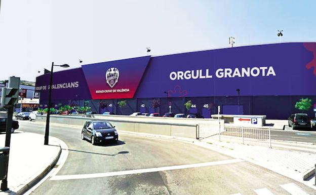 Tifo con 19.000 banderas para calentar el derbi