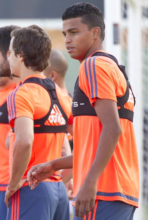 Entrenamiento del Valencia en la ciudad deportiva de Paterna