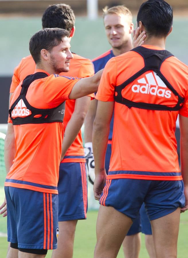 Entrenamiento del Valencia en la ciudad deportiva de Paterna