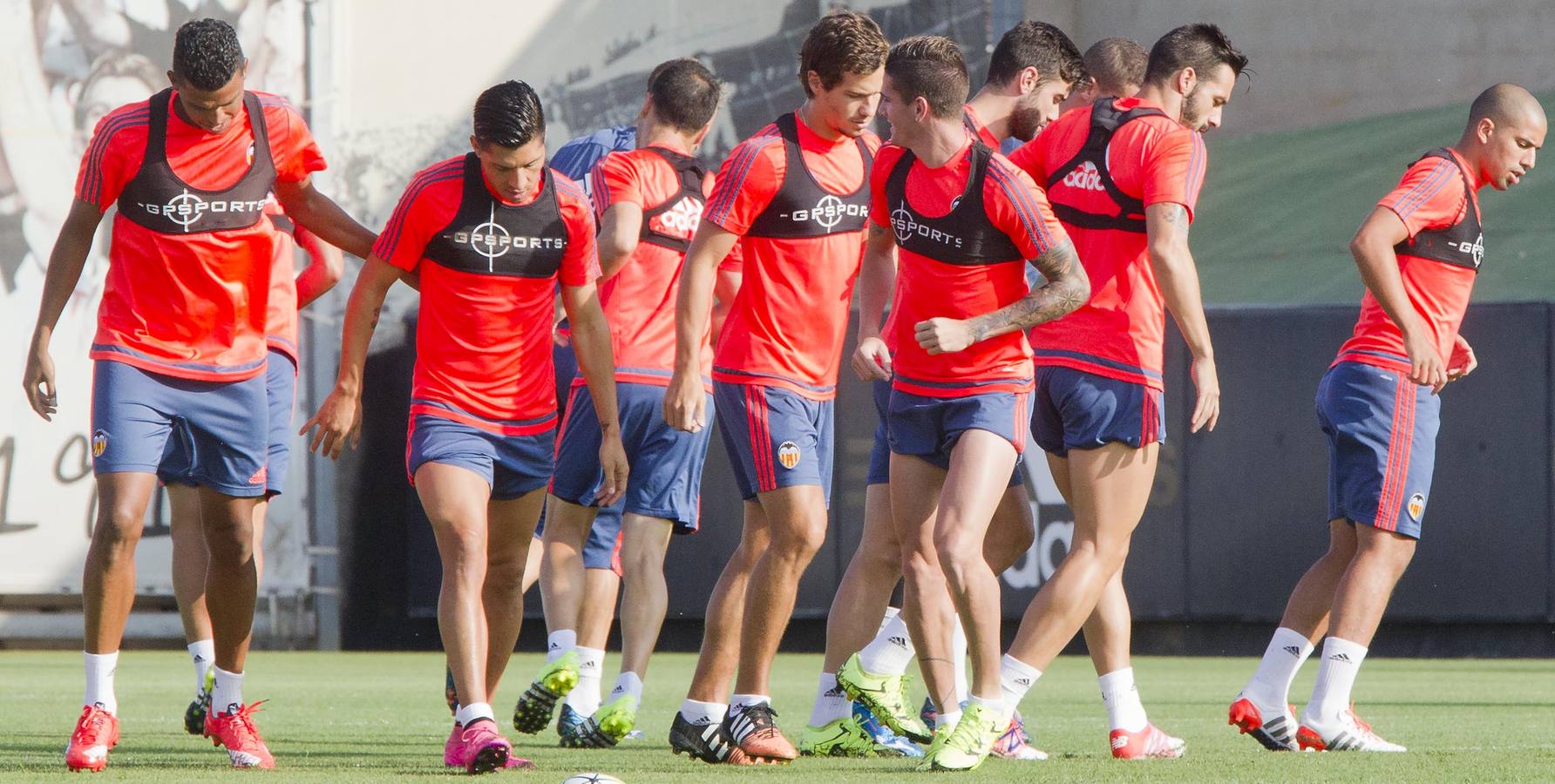 Entrenamiento del Valencia en la ciudad deportiva de Paterna