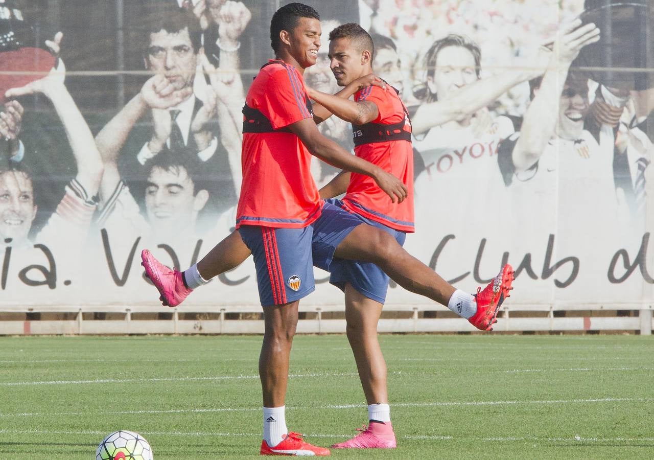 Entrenamiento del Valencia en la ciudad deportiva de Paterna