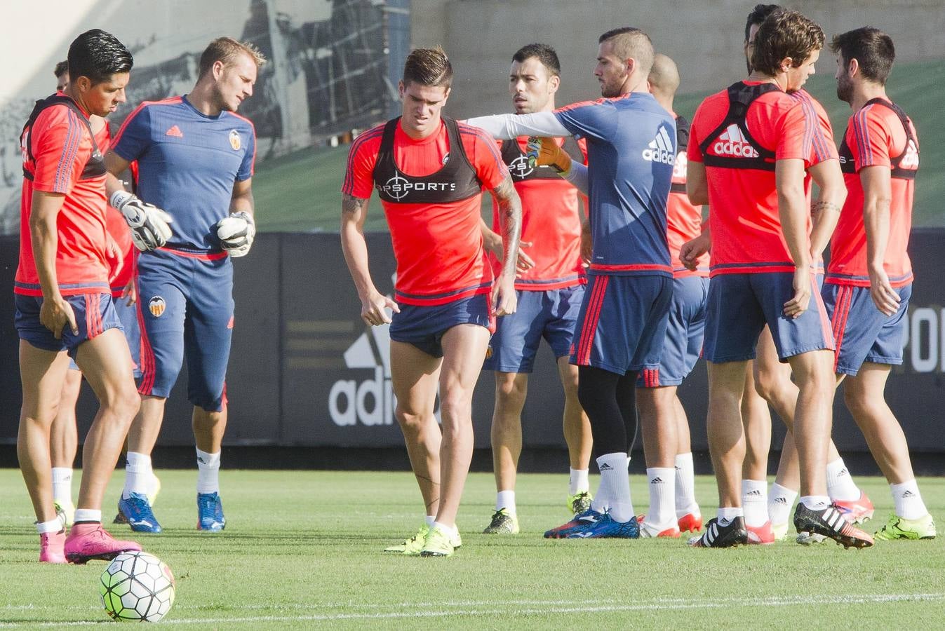 Entrenamiento del Valencia en la ciudad deportiva de Paterna