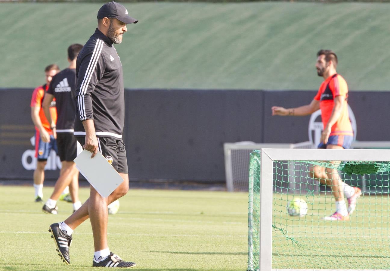 Entrenamiento del Valencia en la ciudad deportiva de Paterna