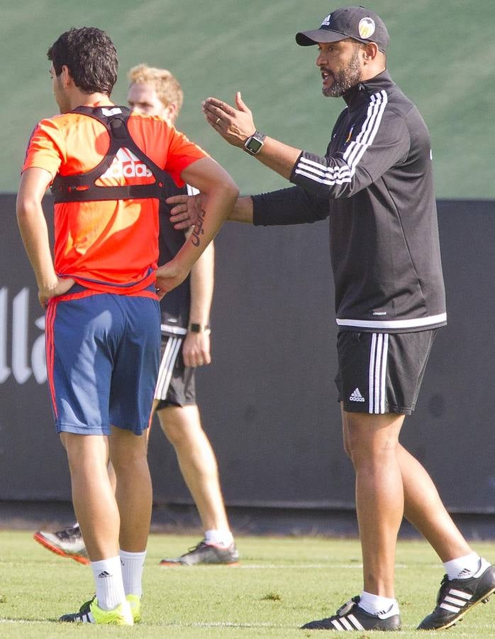 Entrenamiento del Valencia en la ciudad deportiva de Paterna