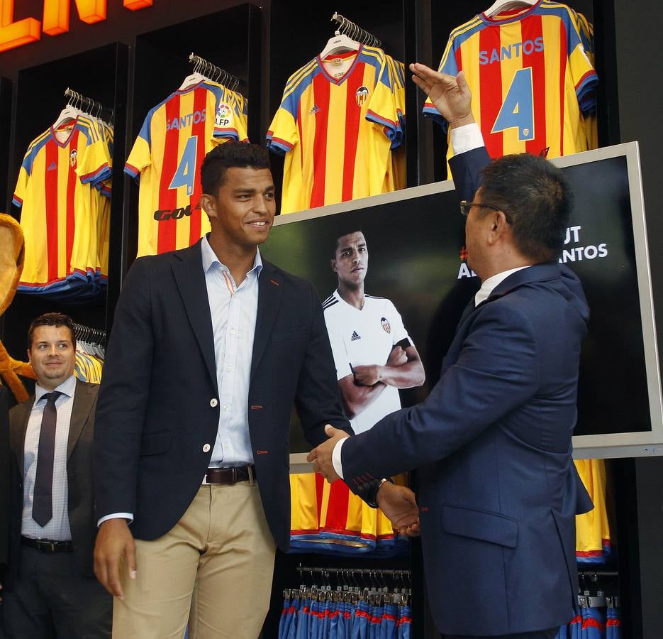 Presentación del nuevo jugador del Valencia Aderllan Santos