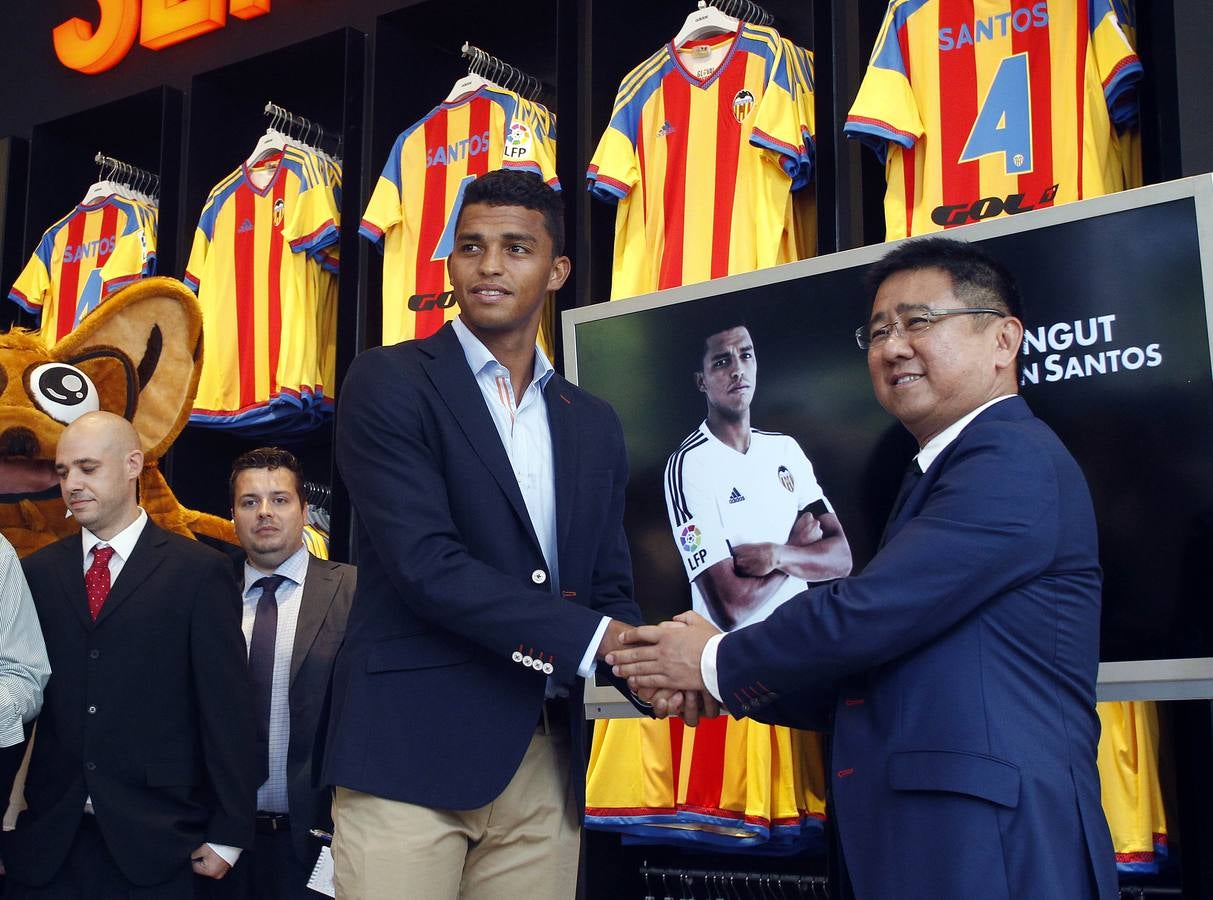 Presentación del nuevo jugador del Valencia Aderllan Santos