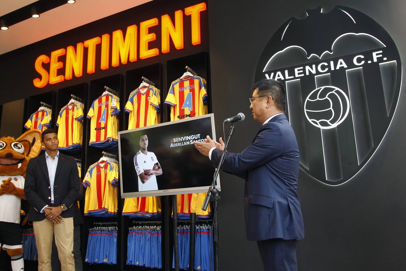 Presentación del nuevo jugador del Valencia Aderllan Santos