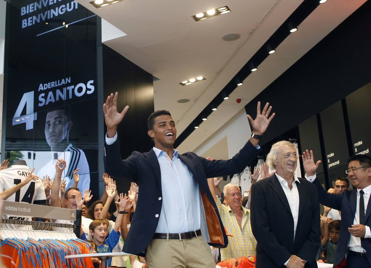 Presentación del nuevo jugador del Valencia Aderllan Santos