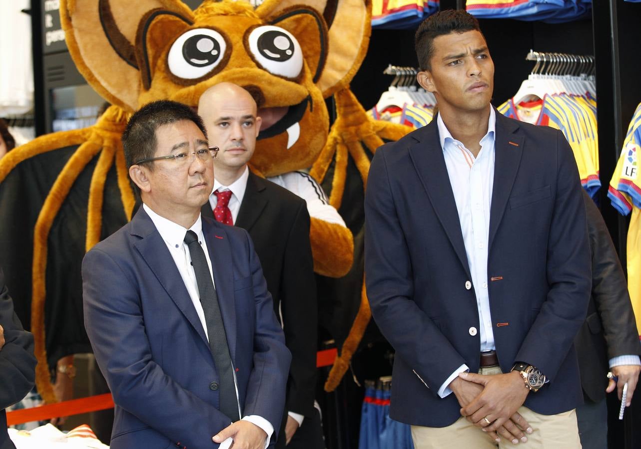 Presentación del nuevo jugador del Valencia Aderllan Santos