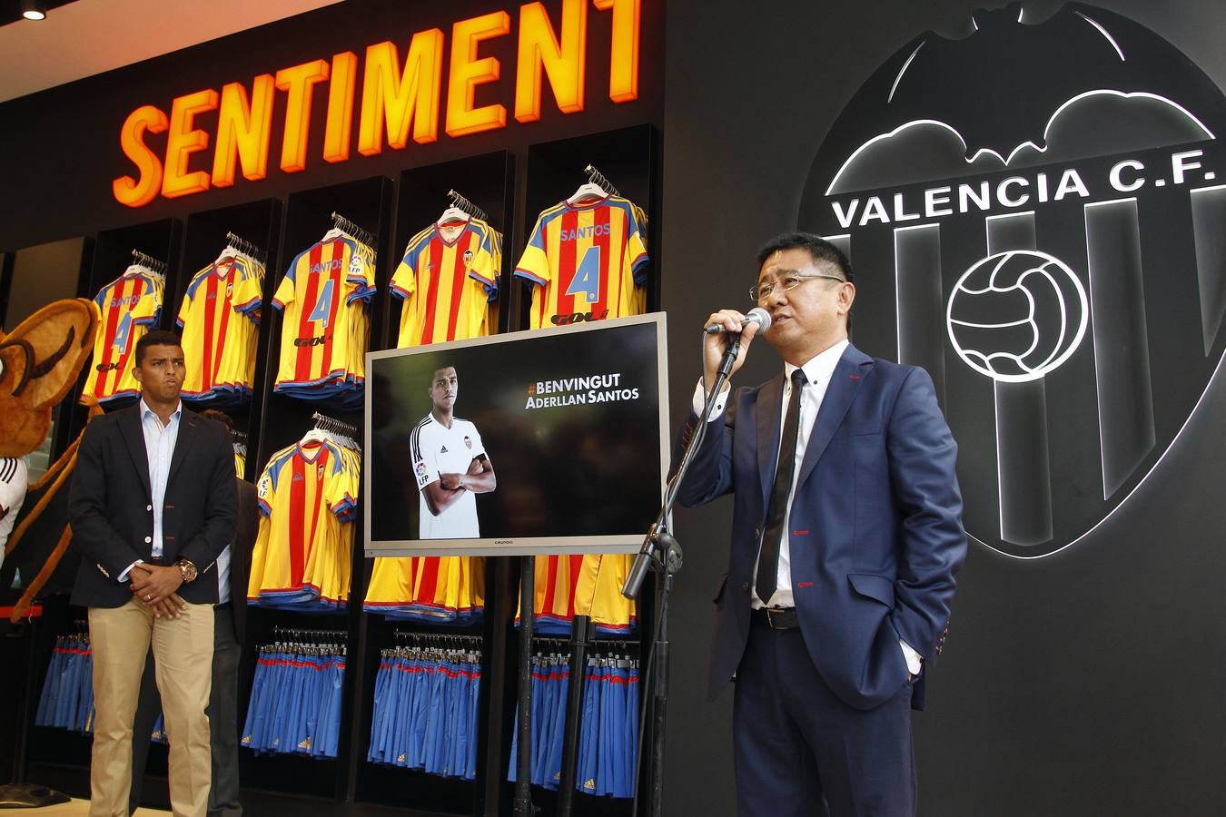 Presentación del nuevo jugador del Valencia Aderllan Santos