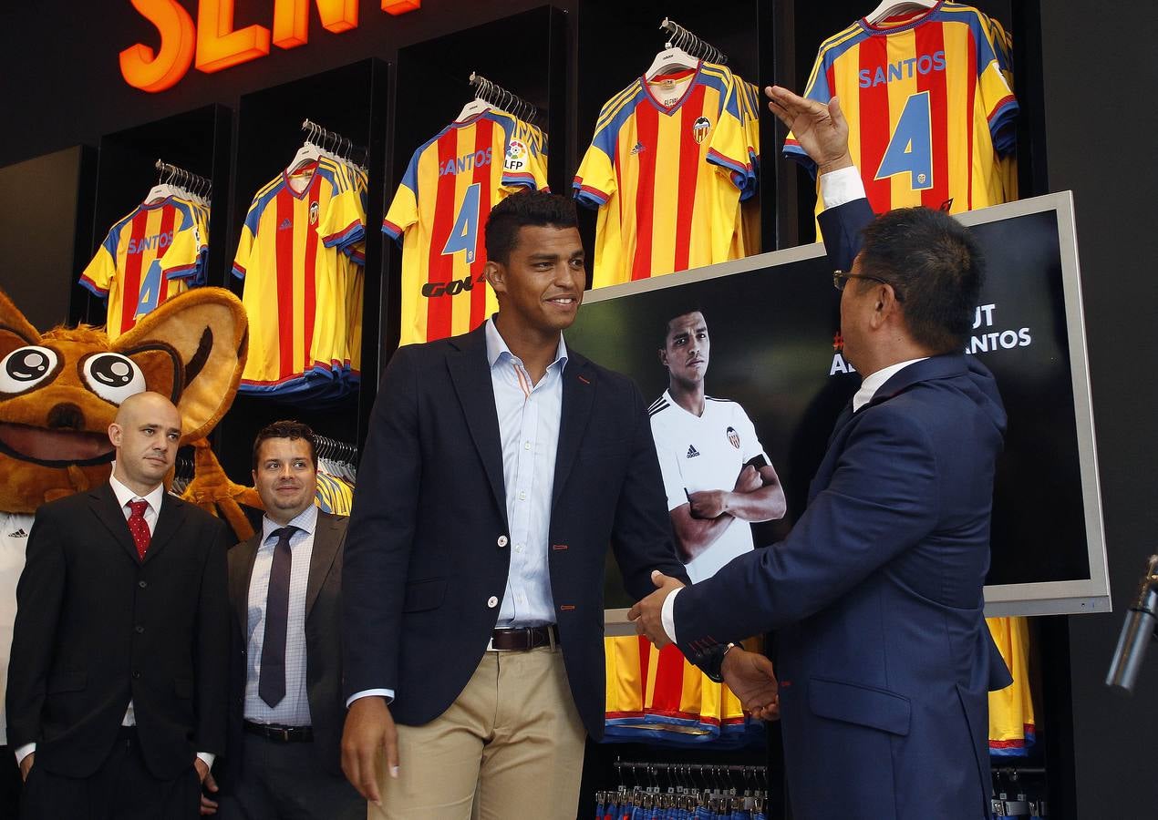 Presentación del nuevo jugador del Valencia Aderllan Santos