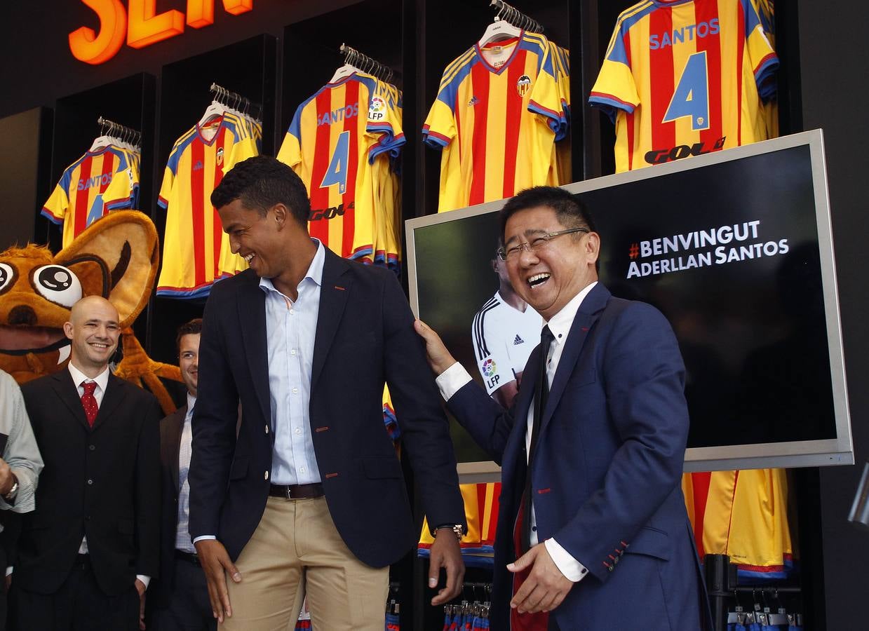 Presentación del nuevo jugador del Valencia Aderllan Santos