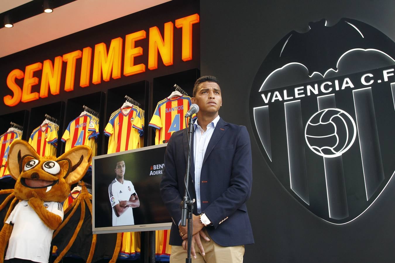 Presentación del nuevo jugador del Valencia Aderllan Santos