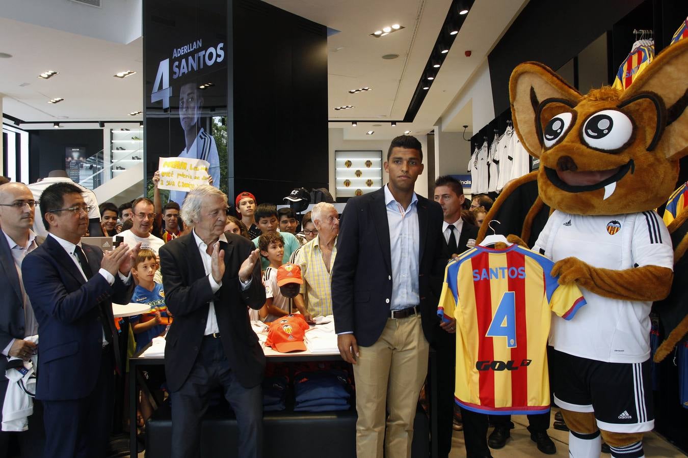 Presentación del nuevo jugador del Valencia Aderllan Santos