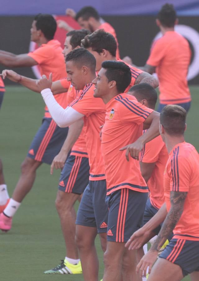 Entrenamiento del Valencia antes de debutar en Champions