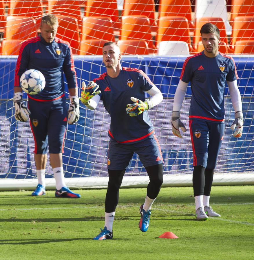 Entrenamiento del Valencia antes de debutar en Champions