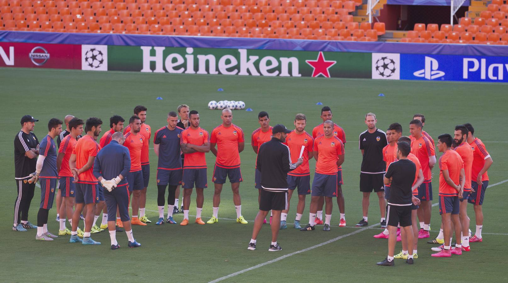 Entrenamiento del Valencia antes de debutar en Champions