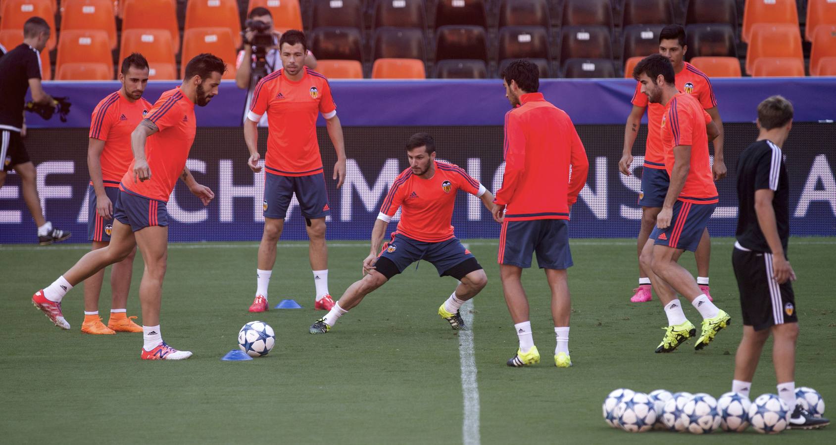 Entrenamiento del Valencia antes de debutar en Champions