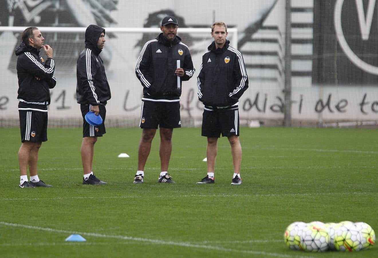 Entrenamiento del Valencia bajo la lluvia