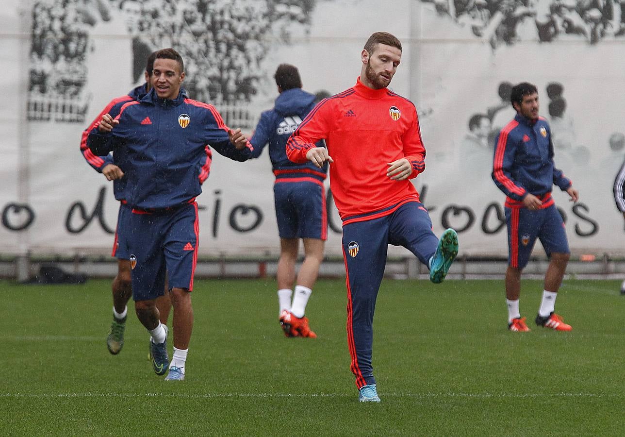 Entrenamiento del Valencia bajo la lluvia