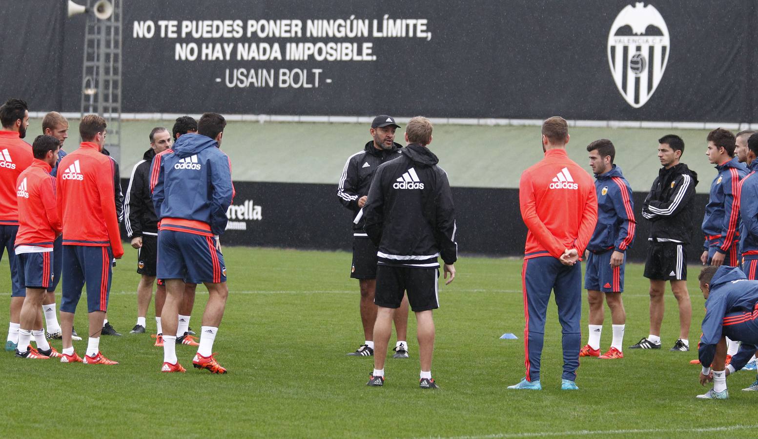 Entrenamiento del Valencia bajo la lluvia