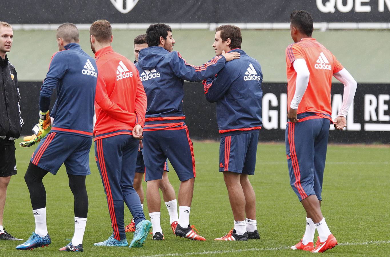 Entrenamiento del Valencia bajo la lluvia