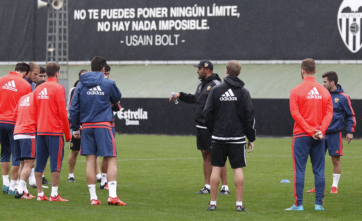 Entrenamiento del Valencia bajo la lluvia