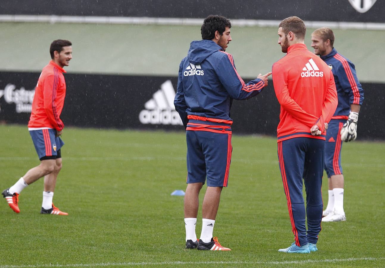 Entrenamiento del Valencia bajo la lluvia