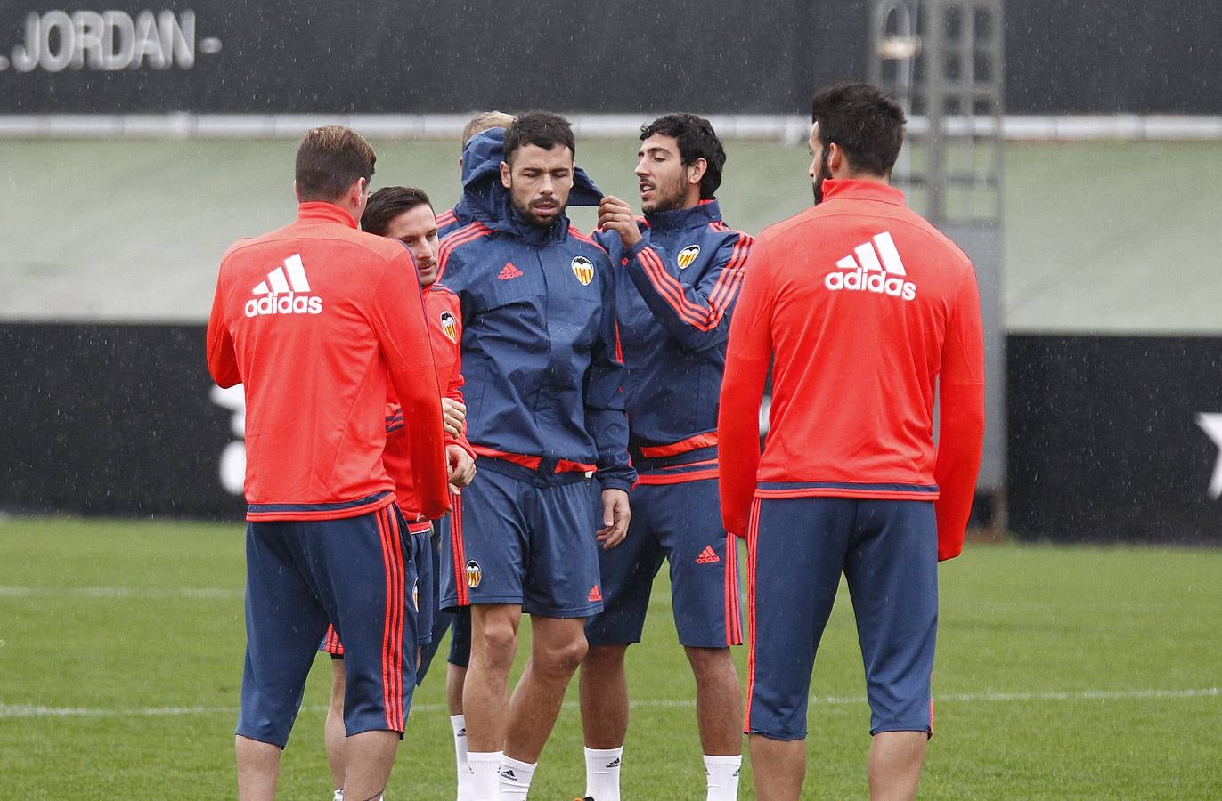 Entrenamiento del Valencia bajo la lluvia