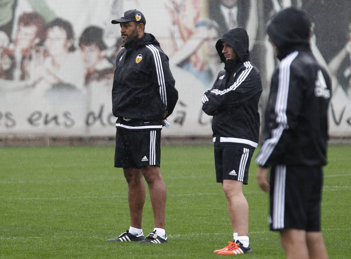 Entrenamiento del Valencia bajo la lluvia