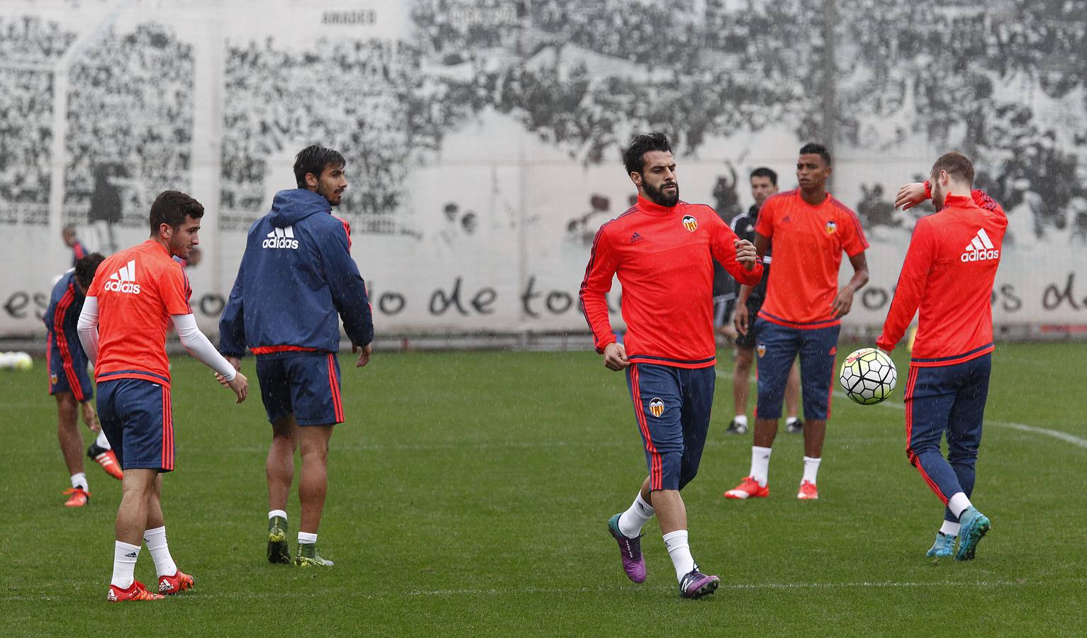 Entrenamiento del Valencia bajo la lluvia