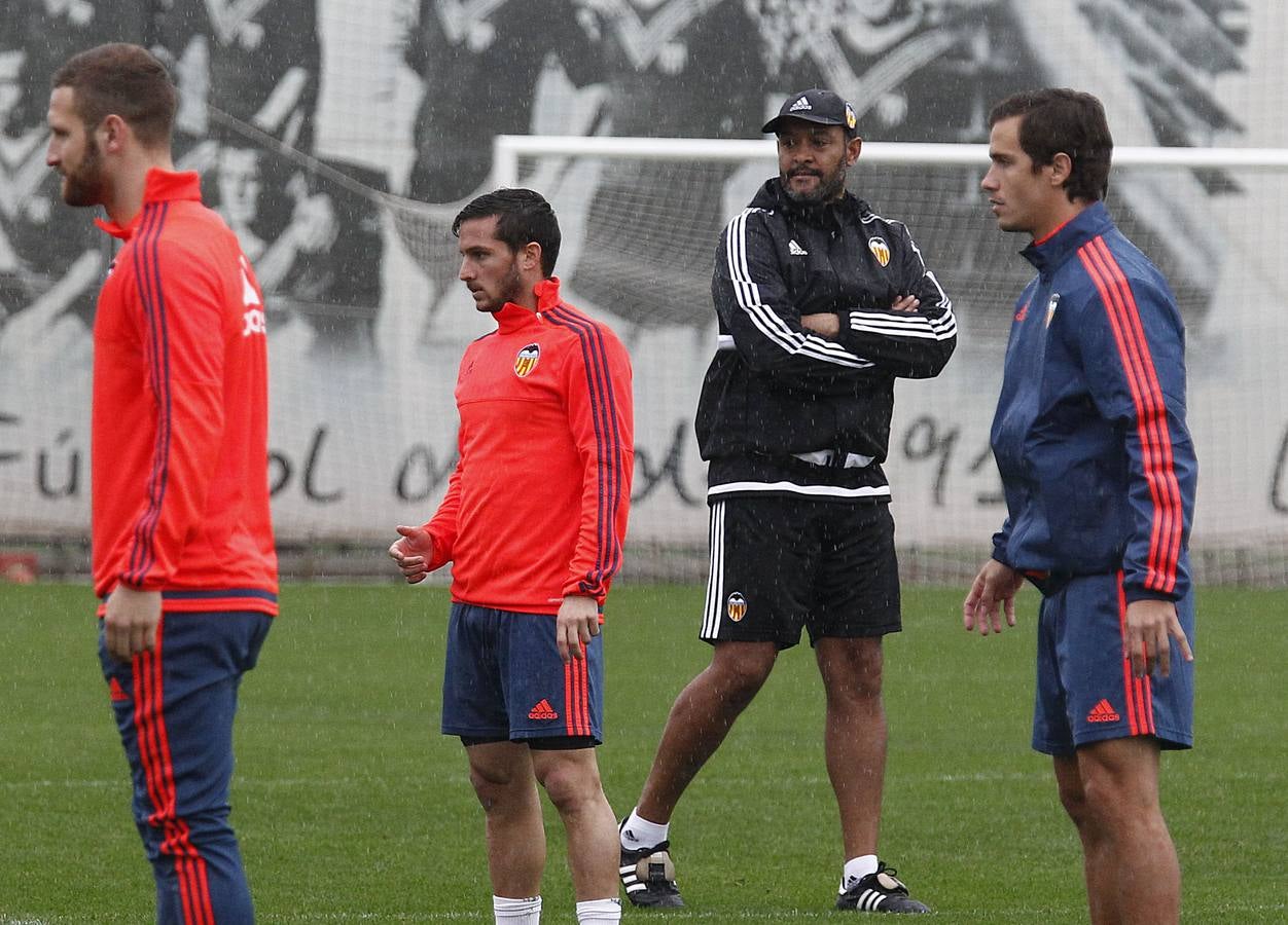 Entrenamiento del Valencia bajo la lluvia